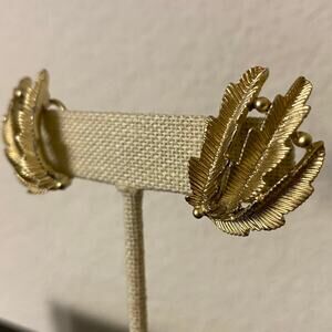 BSK Vinatge Gold Leaf Clip-on Earrings